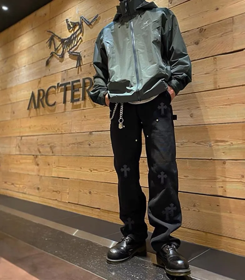 🅿️290 Correct version Item number: C02 Chrome Hearts CH double knee cross patch leather b01 version logging pants straight leg Sanskrit overalls, W level cabinet, patchwork cross pattern embellishment, high waist washed jeans! ! Absolutely high-end luxury products, 1.9W level god-level single products, super popular products, made with top heavy industry, a magic weapon that cannot be missed. About Zangyin, this is an extremely luxurious fashion brand, which can also be called the aristocrats of the high street. It has always been an exclusive brand for some hipsters or rich second generation. Compared with ordinary high streets, it is more luxurious and noble. Compared with luxury brands, it has a more fashionable personality and has always been a brand that I have a special liking for. Imported yarn is custom-woven into a high-density twill canvas, which ensures a crisp silhouette and a very delicate hand feel. It follows the B01 classic silhouette, with a crisp and stylish upper body. The ready-made garments are stone-milled and fermented, so they can be matched with any style. Buttons and zippers are made of authentic YKK retro metal products. Double-layer canvas on the front knees has perfect details. All hardware is customized.  Color #Black Size #S-XL S Waist 77 Hips 102 Length 102 Opening 20 M Waist 81 Hips 106 Length 104 Opening 21 L Waist 85 Hips 110 Length 106 Opening 21.5 xL Waist 90 Hips 114 Length 108 Opening 22